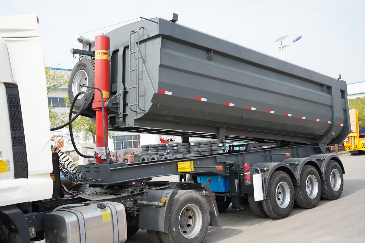 Backflip dump semi-trailer with hydraulic tipping